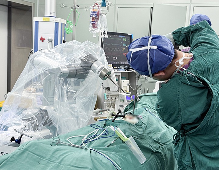 Orthopedic Surgical Robot Helps 5-Year-Old Girl Straighten Her Spine!